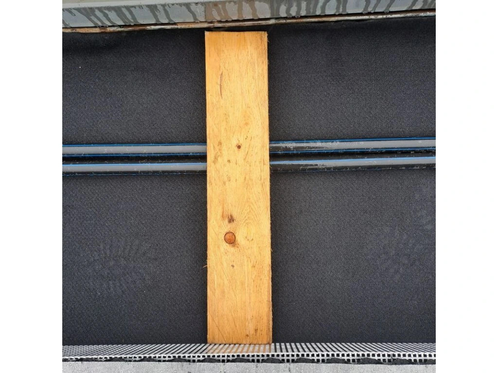 Drenážna lišta LS-P na oddelenie štrku a substrátu 200 x 10 cm Drenážna lišta LS-P na oddelenie štrku a substrátu 200 x 10 cm